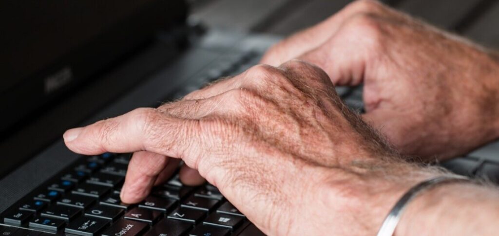BlWqW2VT-hands-g4c16bcab9_1280-1140×540.jpg