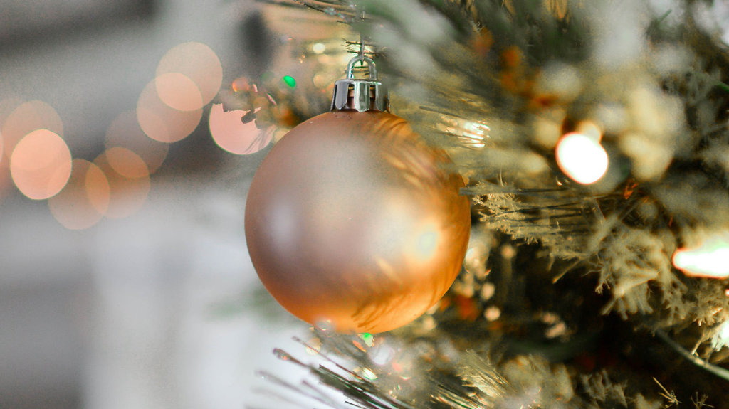 christmas-tree-bulb_952ee352-5056-a36a-085c15115f7b6b44.jpg