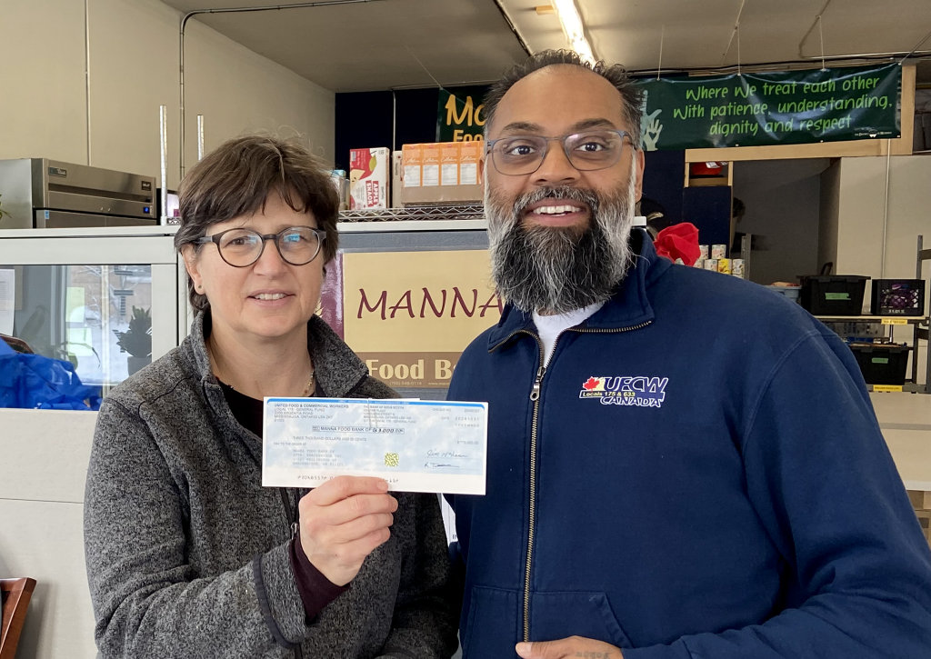Bracebridge-UFCW-175-633-members-donate-to-Manna-Food-Bank-Dec-2024.jpg