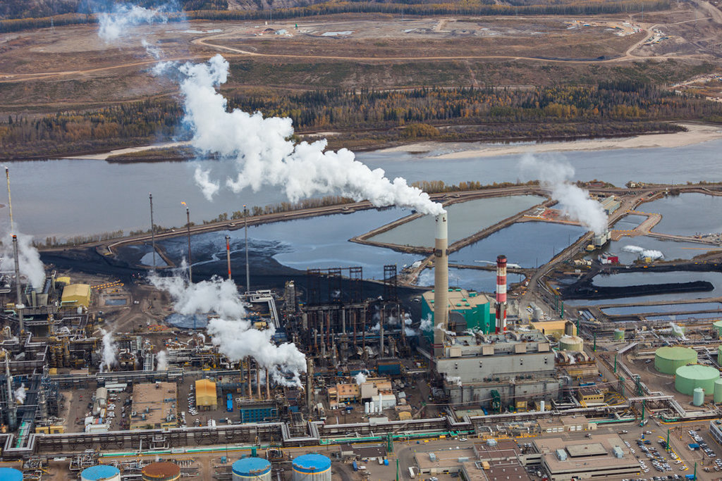 A-large-oil-refinery-along-the-Athabasca-River-in-Albertas-Oilsands.-Fort-McMurray-Alberta-1024×683-1.jpg