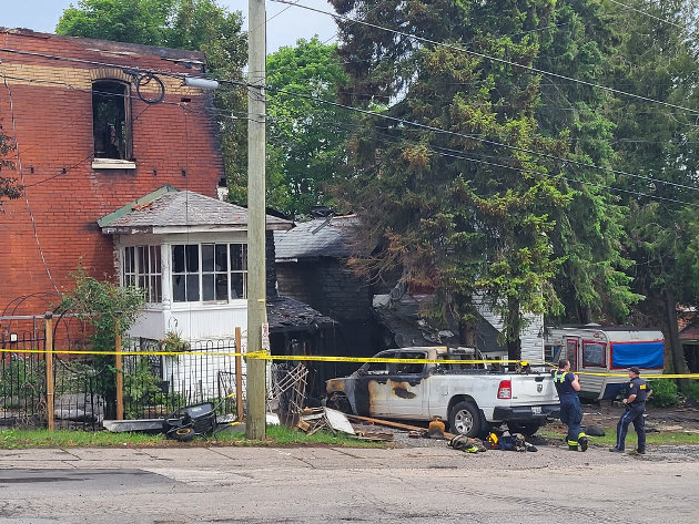 Early morning fire engulfs two homes in downtown Huntsville